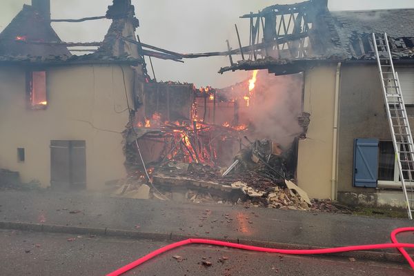 L'explosion et l'incendie ont complètement détruit l'habitation, route de Gacé à Nonant-le-Pin (61).
