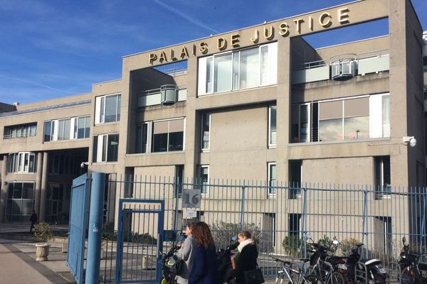 Photo d'illustration. Un homme a été condamné à quatre ans de prison dont un avec sursis pour violences aggravées et l'incendie volontaire de la terrasse d'une discothèque de Clermont-ferrand. 