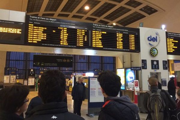 En gare de Limoges ce matin, des passagers en attente de leur train