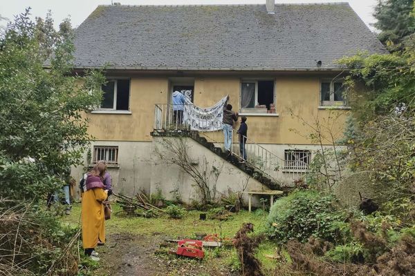 Cette maison d'Hérouville-Saint-Clair est squattée depuis le jeudi 1er octobre par une quinzaine de migrants sur initiative de l'assemblée générale contre toutes les expulsions.