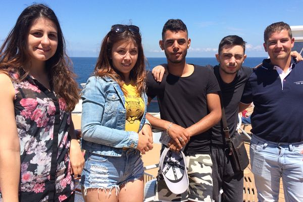 Maryline, Chanis, Nicolas, Axelle et Jeffrey prennent le soleil à l’avant du pont 7