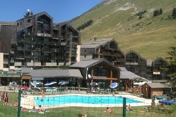 Montagne, piscine, activités : la station de Merdassier est prisée des familles en été.