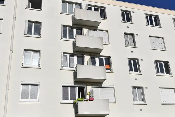 Un enfant est décédé dans la baignoire d'un appartement au 3ème étage de cet immeuble à St Herblain. Il aurait été tué par ses parents