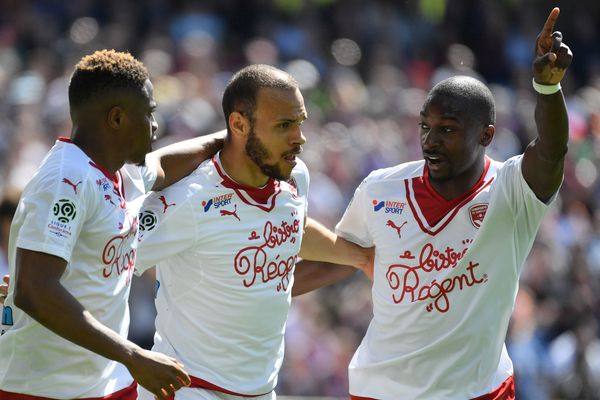 Martin Braithwaite célèbre son but avec ses coéquipiers bordelais, le 15 avril au Stade de la Mosson à Montpellier.