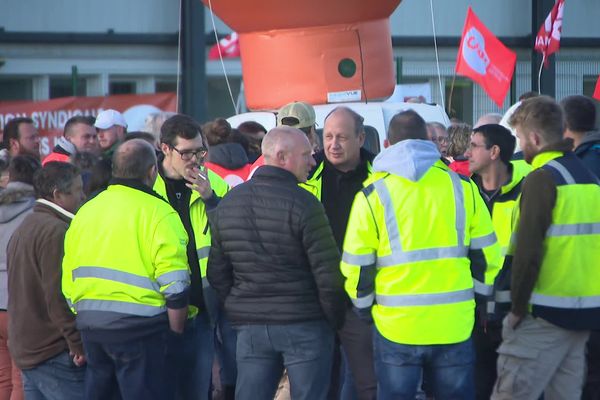 Les salariés des Maîtres Laitiers et les chauffeurs routiers d'Arcens étaient en grève depuis le dimanche 20 octobre 2024, devant l'usine de Sottevast (Manche).