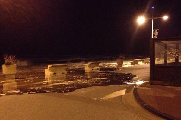 Sur la digue de Dunkerque dans la nuit de jeudi à vendredi. Quelques débordements...