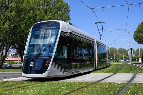 Prévue en 2028, l'extension du réseau de tramway de Caen est finalement repoussée d'un an, annonce la communauté urbaine Caen la Mer. Des études complémentaires sont nécessaires avant la tenue de l'enquête publique.