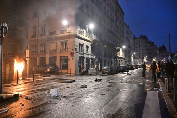 Déploiement des forces de l'ordre et dégradations commises lors d'un rassemblement non déclaré, le 14 avril 2023, dans les rues du 1er arrondissement de Lyon.