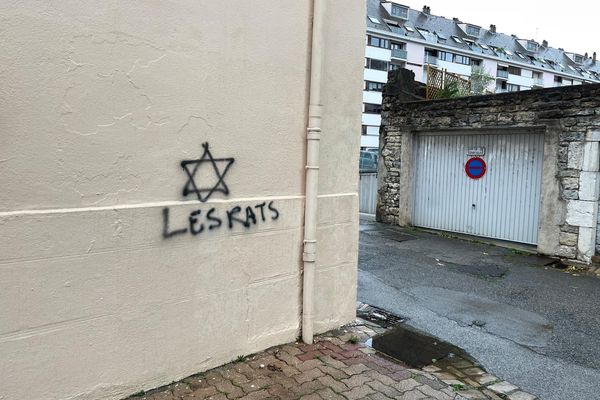 Un des tags antisémites retrouvés à Besançon rue de la Raye.