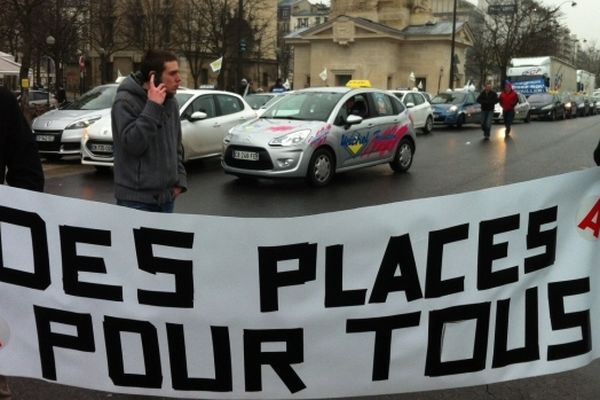 Place de la Nation ce matin, les auto-écoles manifestent contre l'harmonisation européenne.