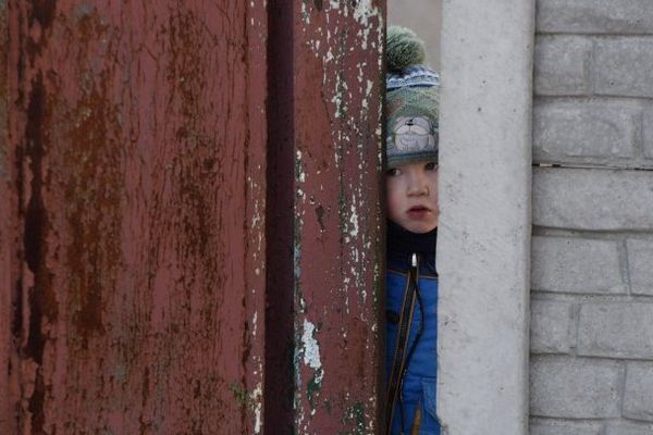 Un enfant à Donetsk, dans la zone de conflit en Ukraine