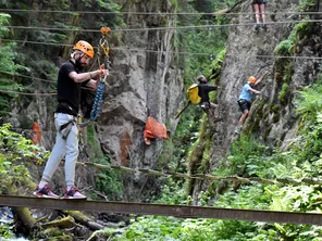 Aller chercher un défi pour les vacances avec les via ferrata.