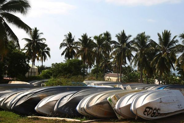 Une rangées de bateaux "kwassa-kwassa" comoriens photographiés à Mayotte, en 2009