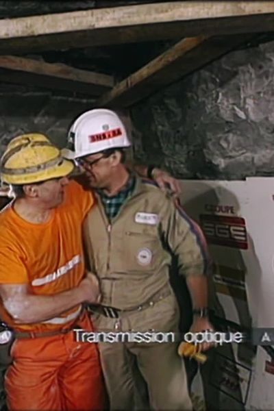 Philippe Cozette, ouvrier Français sur le chantier du tunnel sous la Manche, et son homologue britannique, Graham Fegg, font la jonction entre les parties creusées de part et d'autre, le 1er décembre 1990, à 12 heures, 12 minutes et 12 secondes précises.