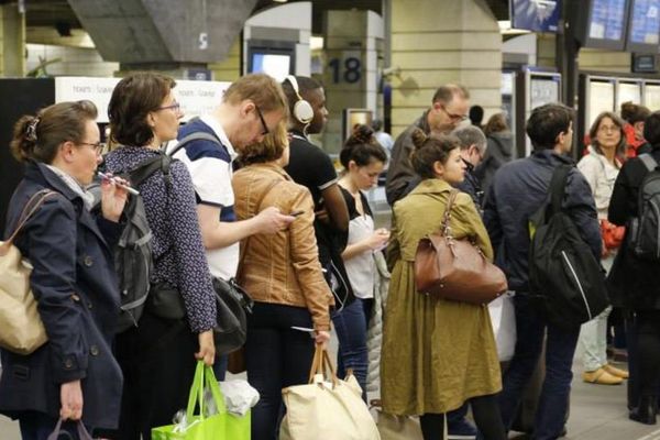 File d'attente en gare de Paris Montparnasse, le 27 mai 2016.  (MATTHIEU ALEXANDRE / AFP)