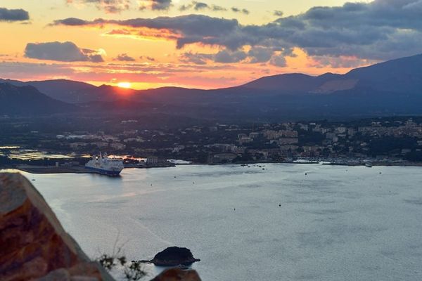 Ciel voilé à Porto-Vecchio.