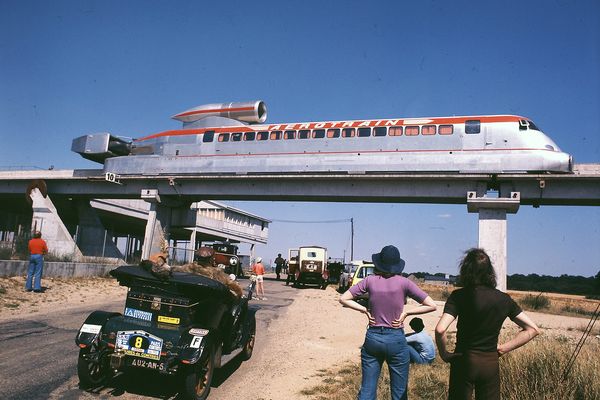 L'Aérotrain sur son rail, au nord d'Orléans, en 1974.