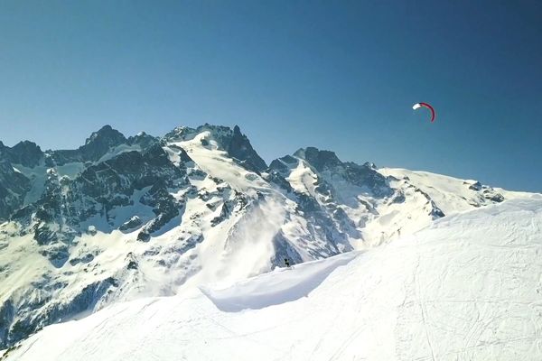 Didier Botta, champion du monde de snowkite, devant la Meije.