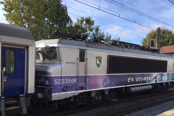 Des trains annulés et un train bloqué en gare de La Valbonne (photo) ce lundi matin, 24 septembre. En cause : l'incendie d'un transformateur sur la ligne Lyon - Ambérieu, à hauteur de Montluel (Ain). 