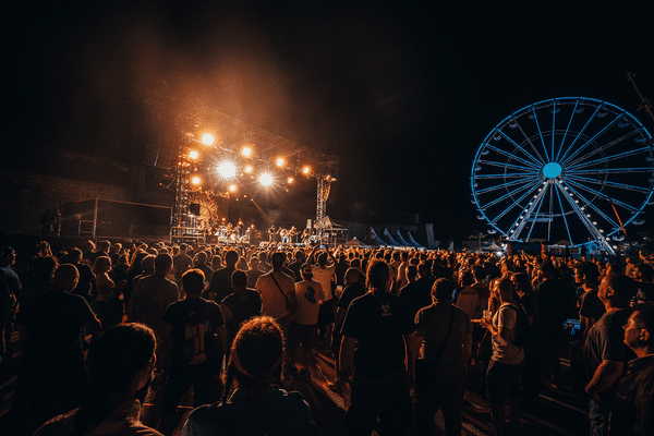 Depuis 2 ans, le Festival investit le Pré des Pêcheurs pour 3 soirs de musique et de fête !