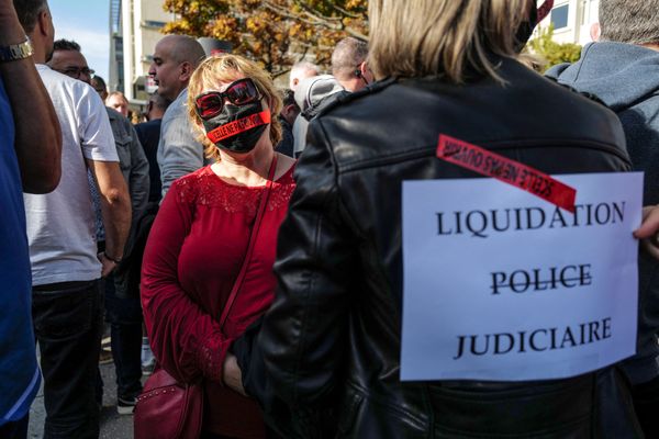 A Lyon, ce lundi 17 octobre, la Police Judiciaire se mobilise contre la réforme de la Police. A la mi-journée, devant le tribunal judiciaire de la rue Servient, une manifestation a rassemblé des dizaines de personnes.