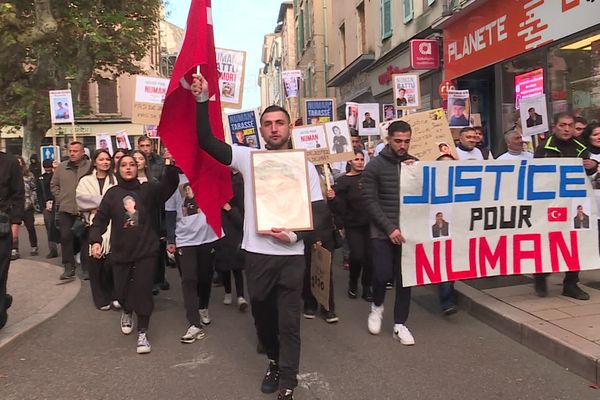 "Justice pour Numan", scandait les personnes mobilisées pour cette marche blanche à Mâcon.