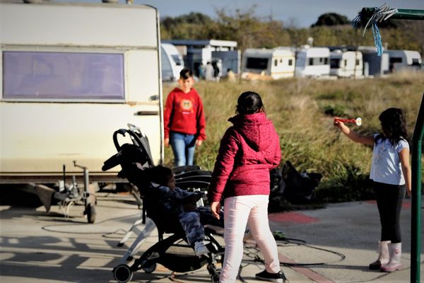 Trente caravanes avec plus de vingt familles se sont installées dans l'aire d'accueil désaffectée de Cabestany 66.