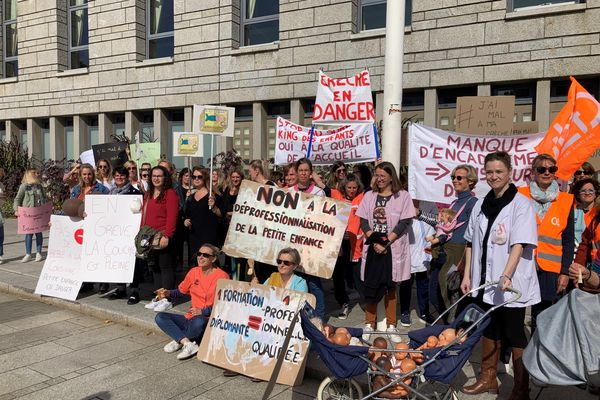 Les professionnelles de la petite enfance en grève demandent plus de moyens et de respect de leurs métiers. Ici à Lorient.