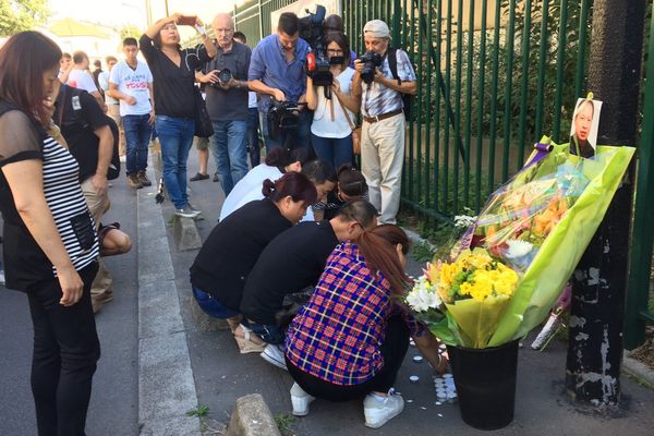 Des membres de la communauté chinoise étaient présents lundi sur les lieux de l'agression de Zhang Chaolin pour lui rendre un hommage un an après sa mort.