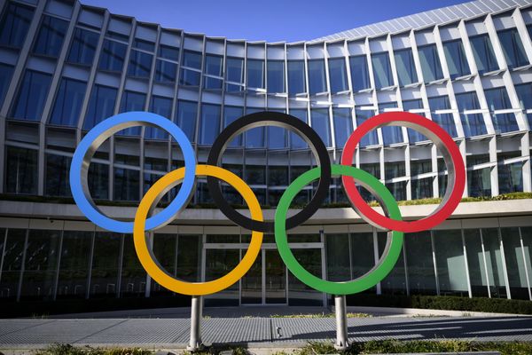 Les anneaux olympiques photographiés devant le siège du Comité International Olympique à Lausanne, en Suisse.