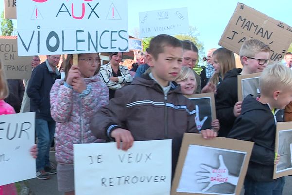 Quelque 80 enfants accompagnés par leurs parents ont choisi de boycotter les cours de l'école primaire, pour la deuxième fois en 15 jours.