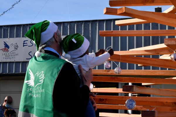 Tous les ans avant les fêtes, le Secours populaire organise une campagne de collecte puis de distribution de cadeaux solidaires par les Pères Noël verts.