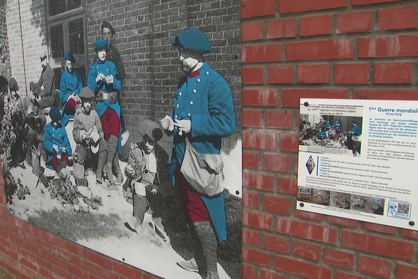 Une plaque commémorative installée à Saint-Laurent-Blangy, à l'angle des rues Barbusse et Lantoine, en octobre 2022.