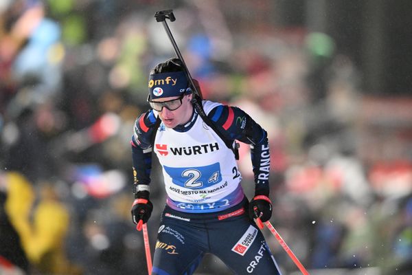 Julia Simon, qui avait pris le dernier relais en tête, a su conserver son avance en réalisant un dix sur dix au tir pour porter la France sur la première marche du podium aux championnats du monde de biathlon