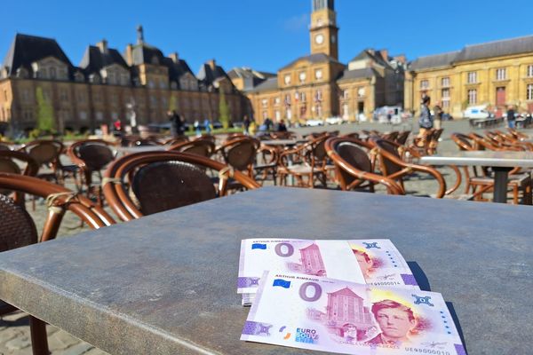 Les fameux billets de zéro euro, à l'effigie d'Arthur Rimbaud.