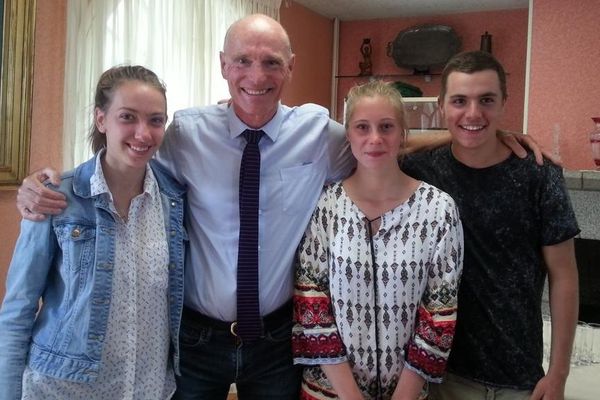 Jean-Lionel Bagot entouré de Céline, Maude et Goulven lors de la cérémonie lundi 