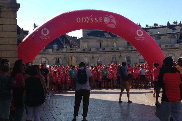 6 000 partricipants se sont élancés de la place de la Libération pour lutter contre le cancer du sein, ce 23 juin.