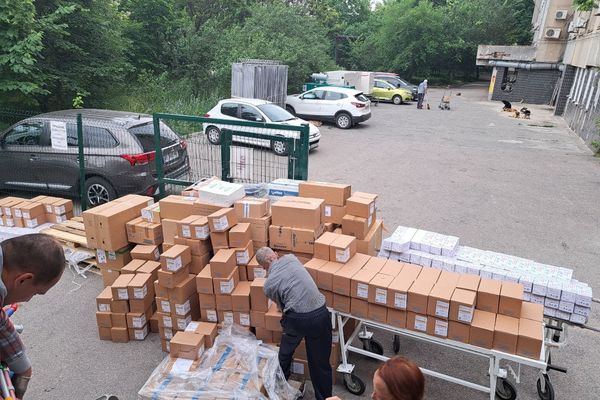 Des médicaments livrés dans un hôpital de la région de Dnipro en Ukraine, grâce à l'association Corréze solidaire.