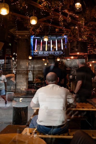 Un homme regarde les résultats des élections depuis un bar à Lyon le 30 juin 2024.