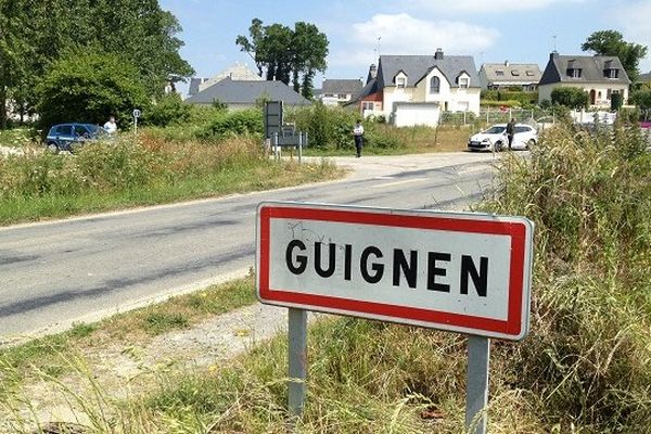 Les gendarmes sont sur place à Guignen où un corps brûlé a été découvert dans la voiture du maire de la commune