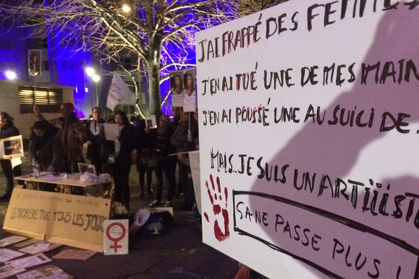 Concert de Bertrand Cantat à Clermont-Ferrand : les manifestants d'Osez le féminisme se sont rassemblés, samedi 17 mai, devant la Coopérative de Mai. 