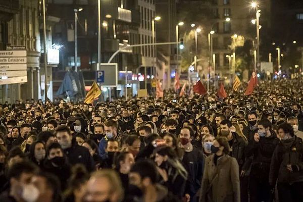 Après la tombée de la nuit, des milliers de manifestants se sont rassemblés pour demander la libération du rappeur incarcéré