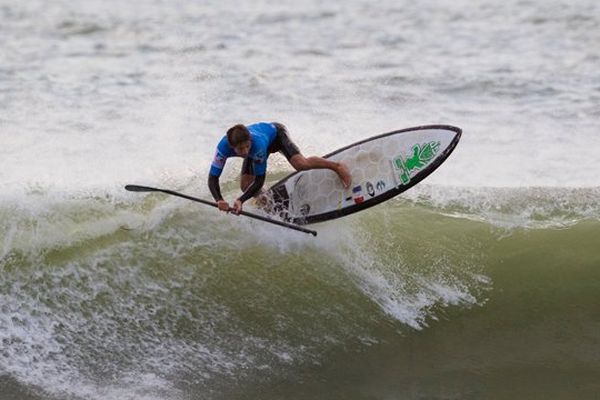 Ben Carpentier pendant les championnats de France de surf à Biarritz