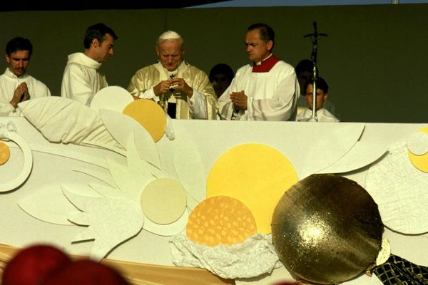 Le pape Jean-Paul II, lors de la messe de béatification du père Chevrier, fondateur du Prado, à Eurexpo, le 4 octobre 1986.