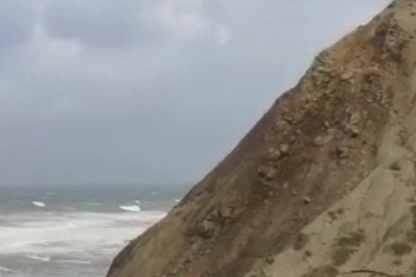 Eboulement de la falaise qui surplombe la plage du centre à Bidart en décembre 2020