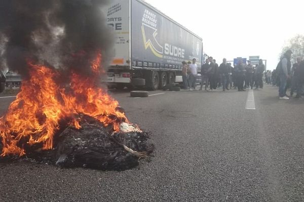 Pneus brûlés sur A64 : colère des forains à Pau