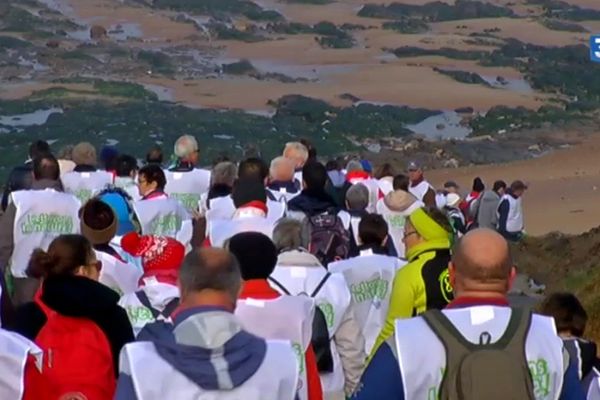 150 bénévoles ont nettoyé la plage à Olonne-sur-Mer à l'occasion de la grande marée