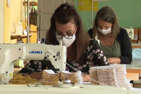 Dans ce petit atelier situé près de Saintes, 75.000 masques ont été produits en un mois.