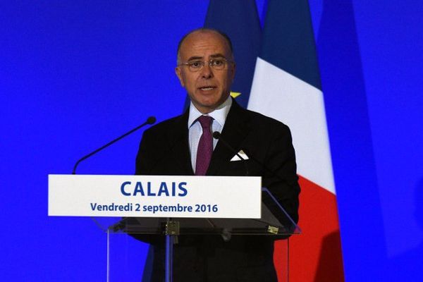 Bernard Cazeneuve à Calais, vendredi.