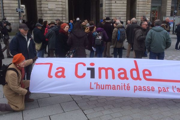 Une trentaine de personnes s'est rassemblée place de la République à Rennes ce mercredi 4 avril pour dénoncer le projet de loi asile immigration.